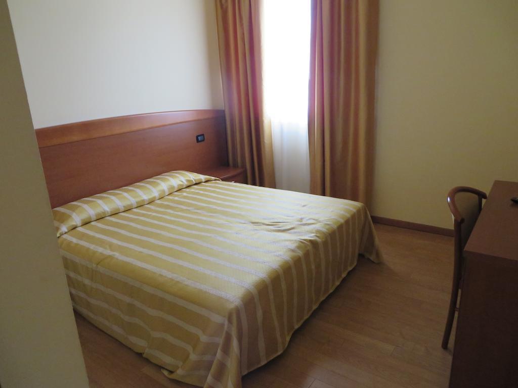 Hotel San Tomio Isola Vicentina エクステリア 写真