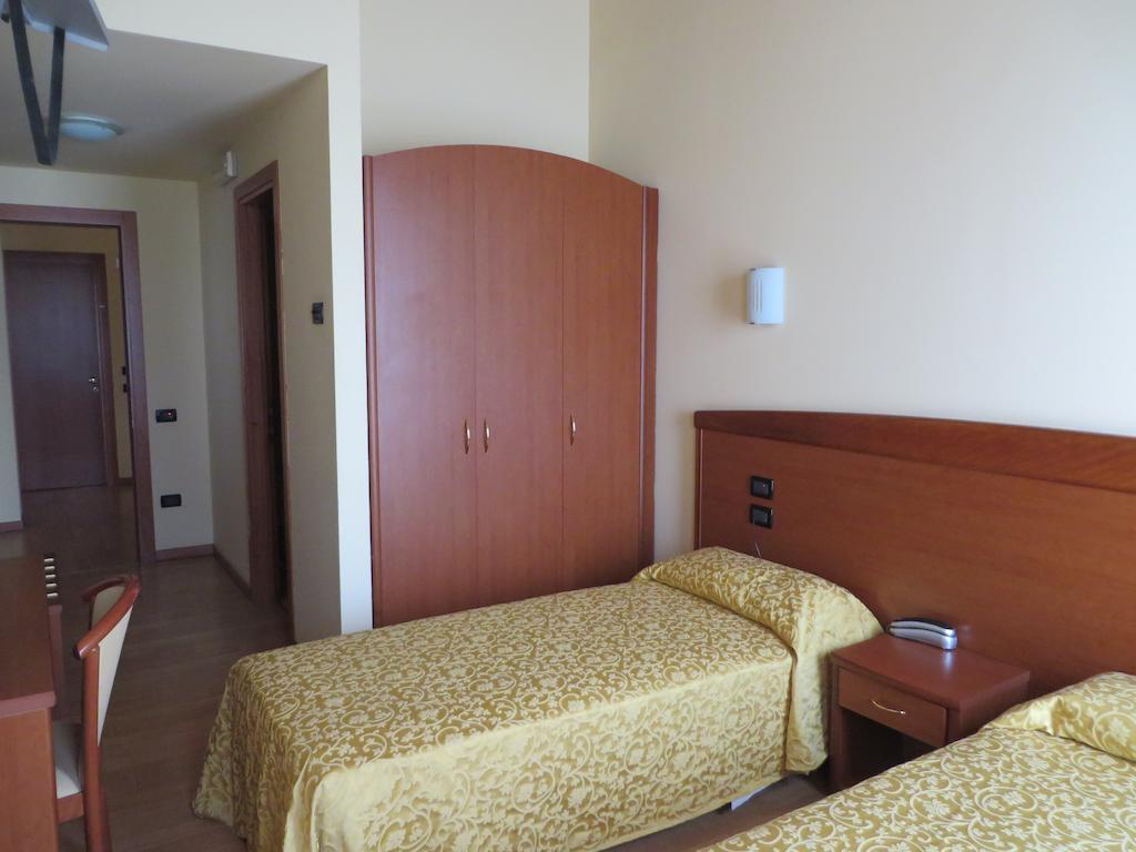 Hotel San Tomio Isola Vicentina エクステリア 写真