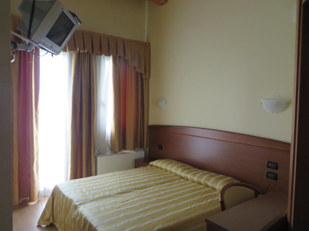 Hotel San Tomio Isola Vicentina エクステリア 写真